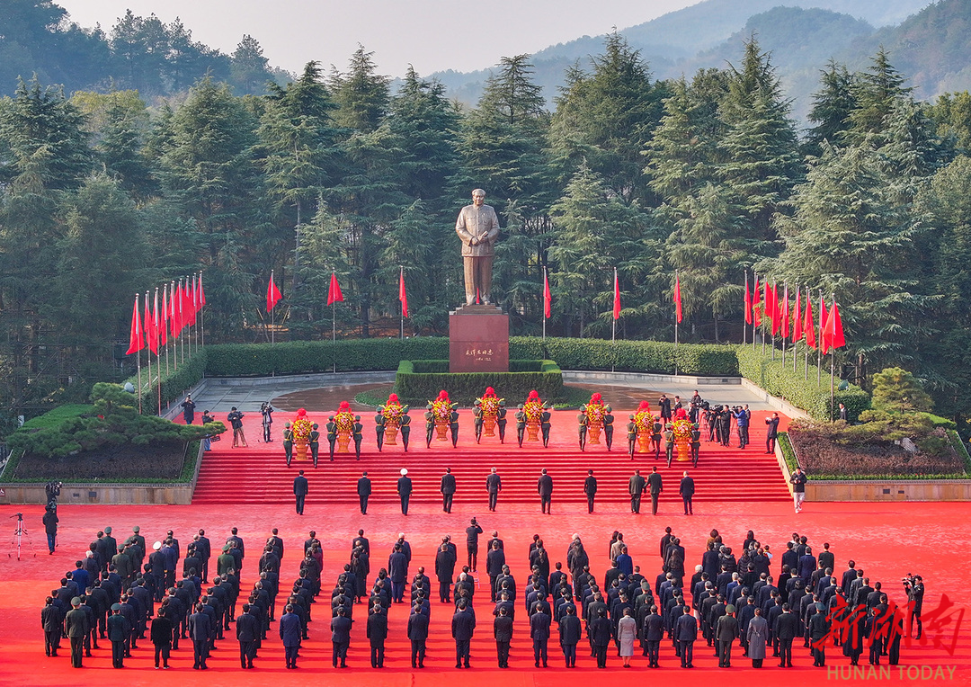 湖南舉行向毛澤東同志銅像敬獻花籃儀式(圖1) 湖南舉行向毛澤東同志銅像敬獻花籃儀式(圖1)